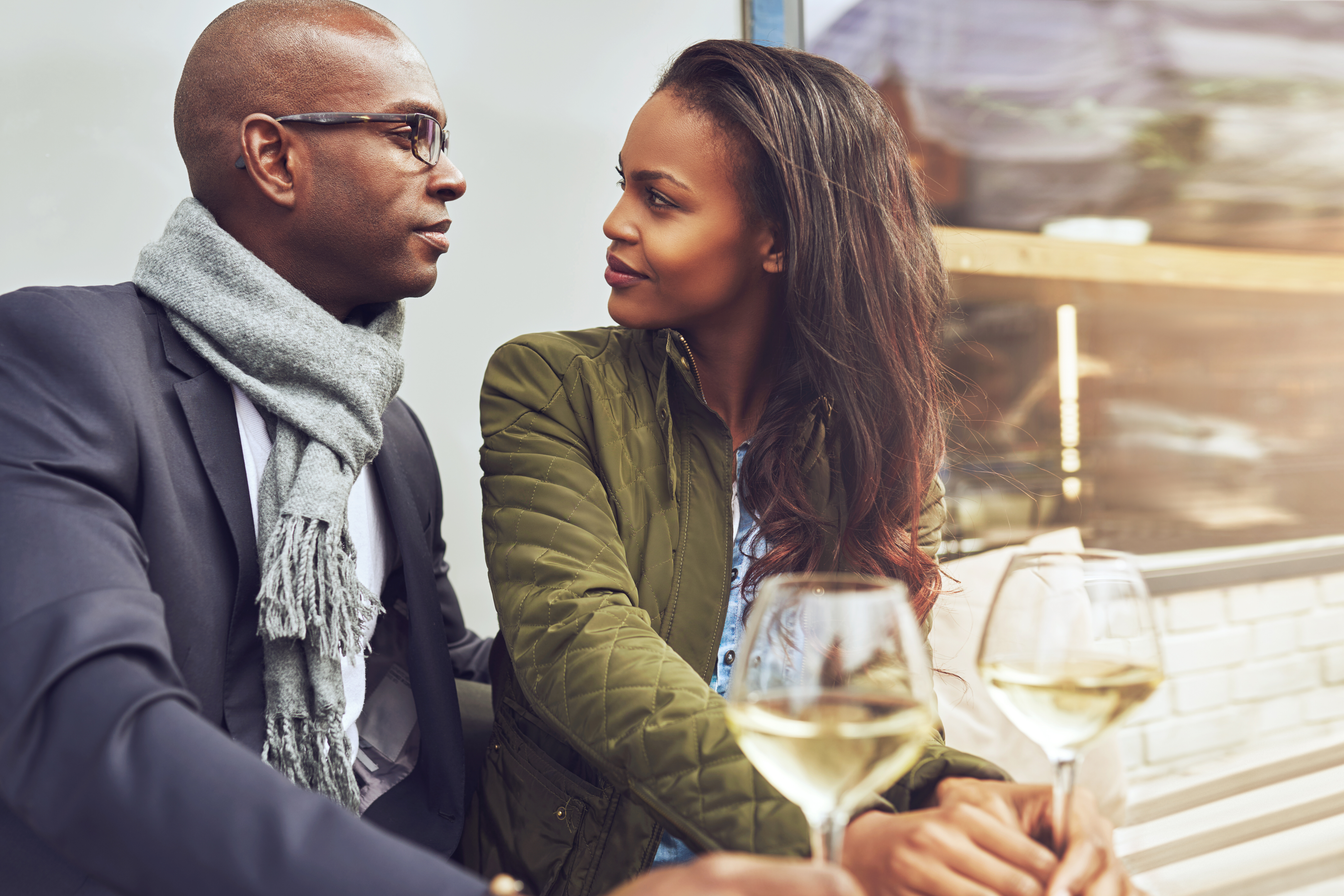 Couple drinking wine (Photo courtesy of Canva.com)