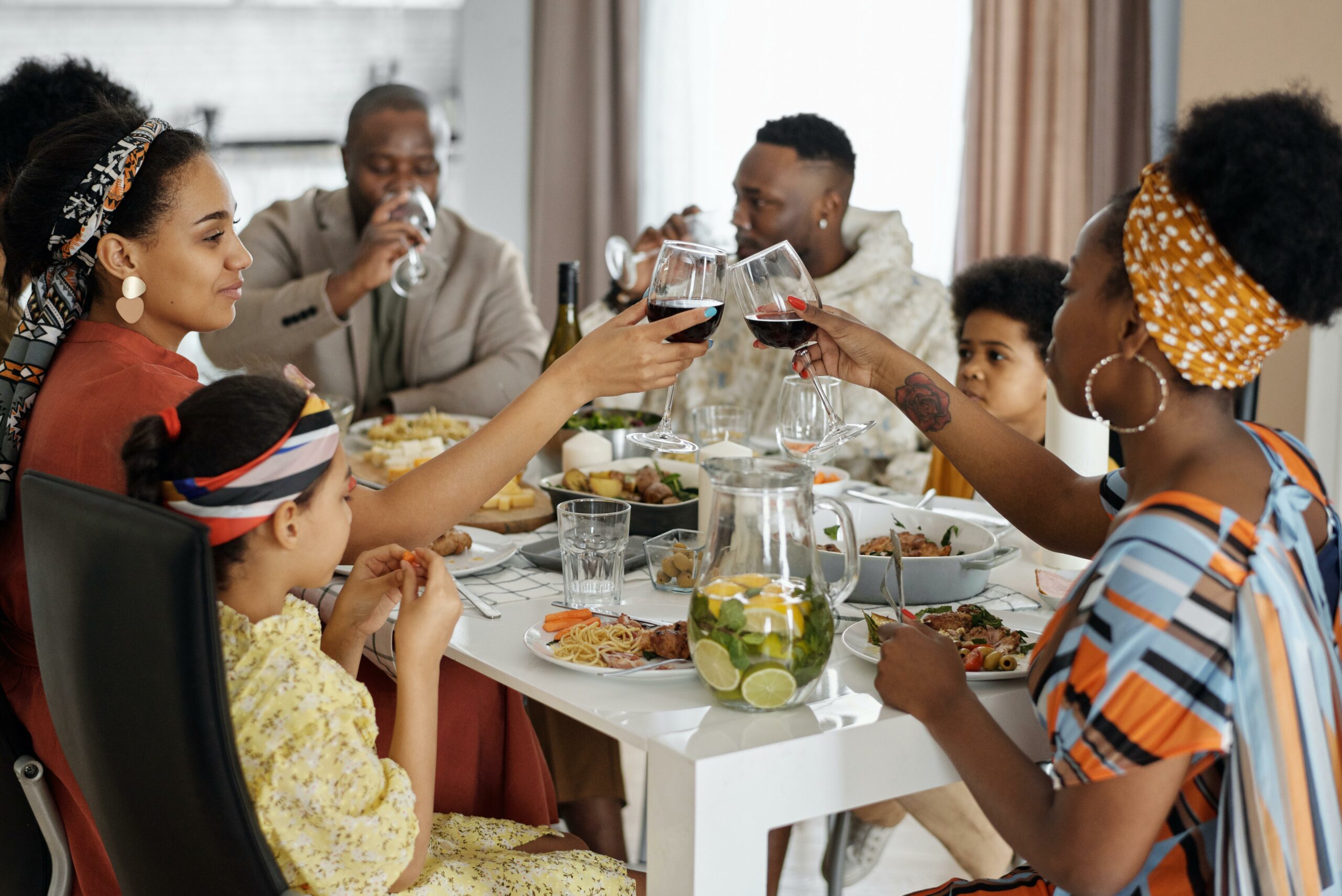 Family having dinner (Photo courtesy of Pexels.com)
