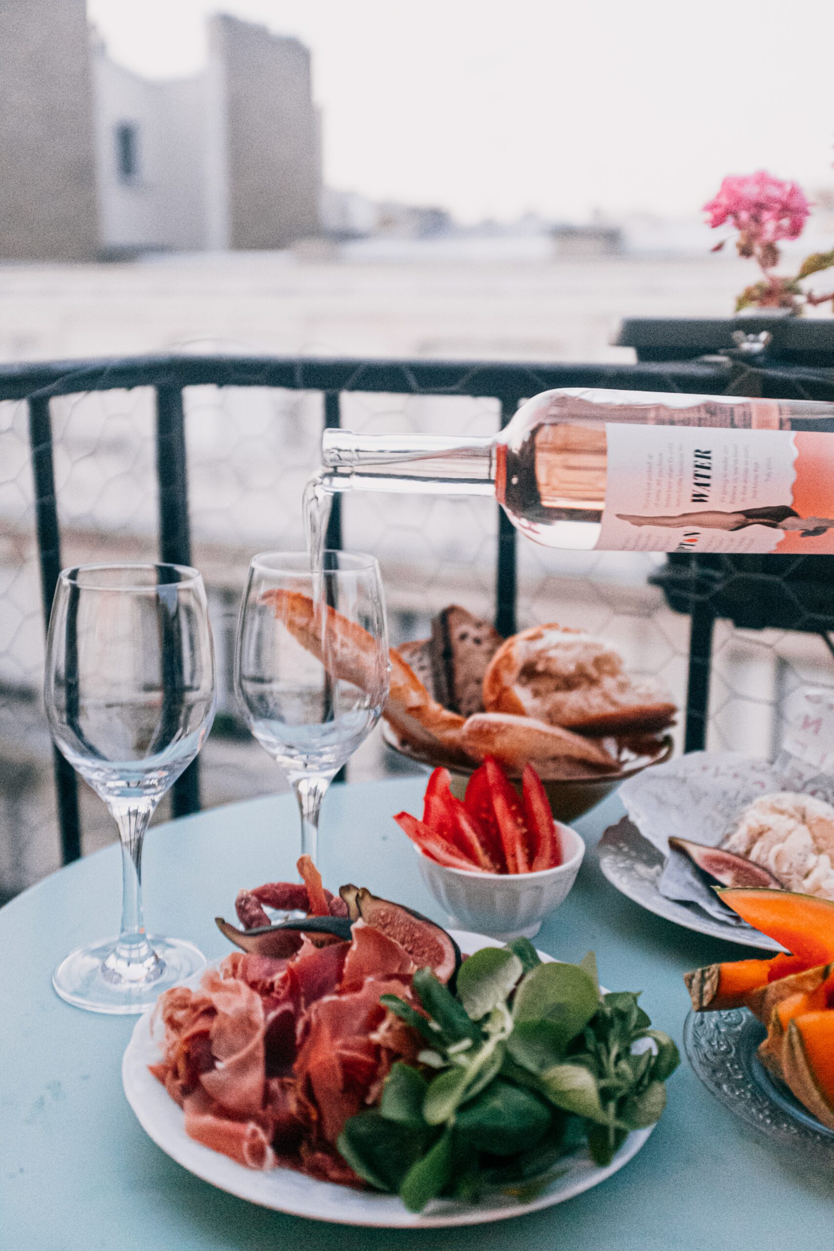 Bottle of wine with food (Photo courtesy of Pexels.com)