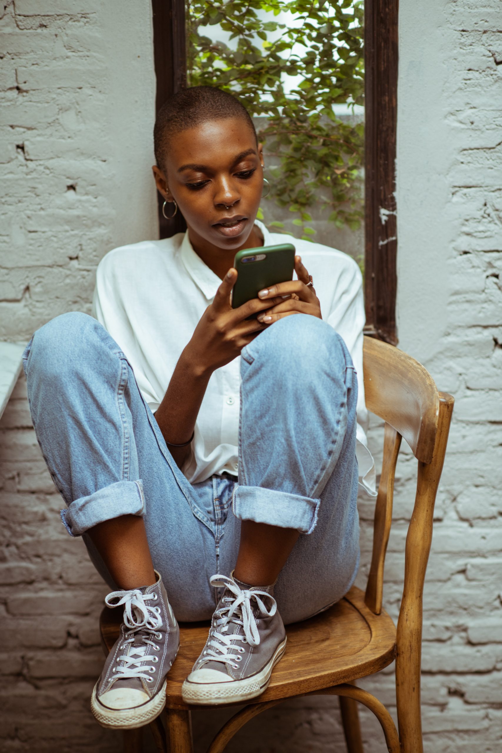 Woman on phone (Courtesy of pexels.com)