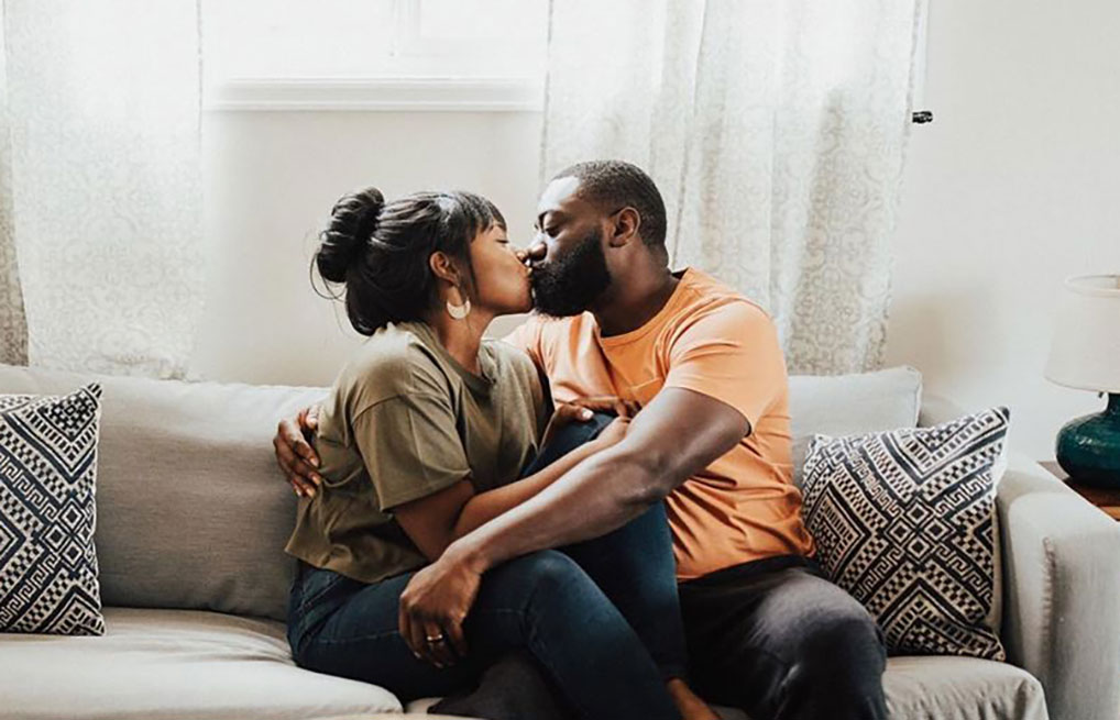 Couple kissing on couch (Courtesy of @carmen.bridgewater)