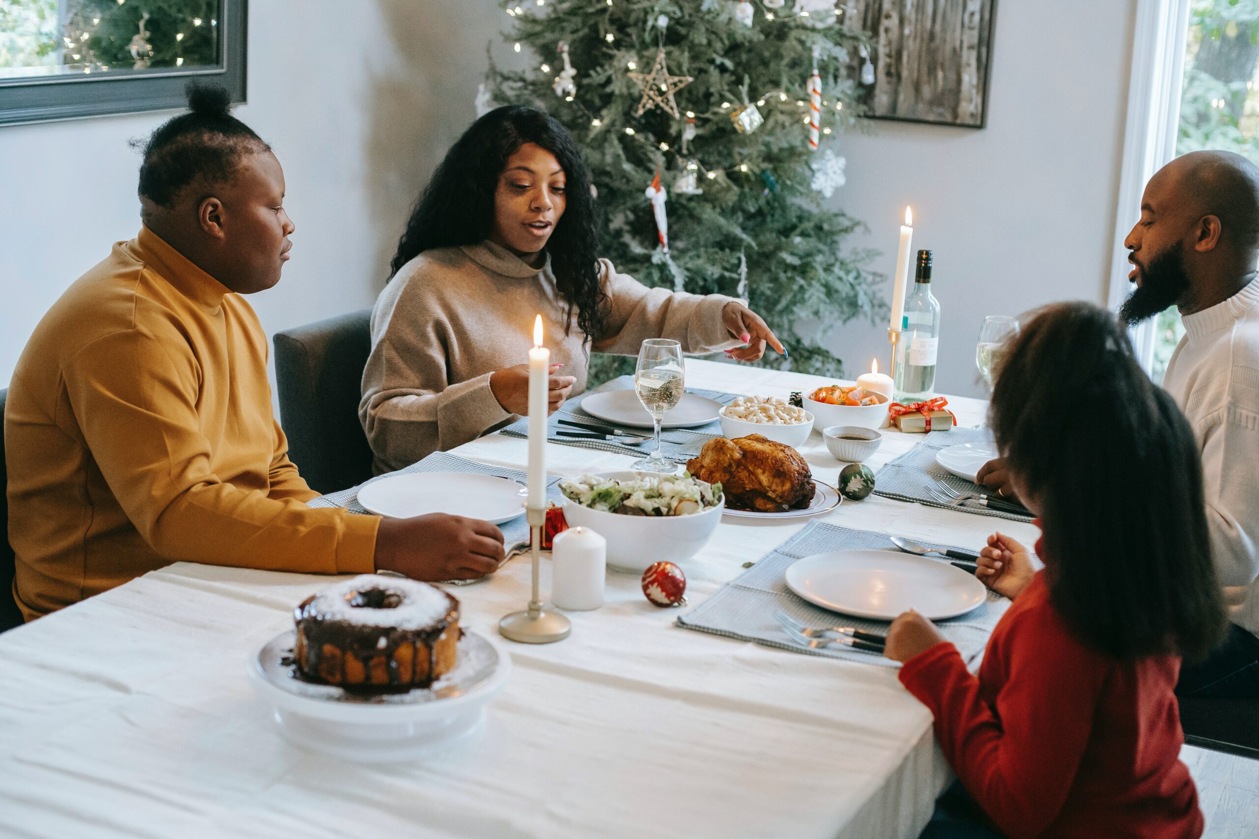 Family at Christmas (Courtesy of pexels.com)
