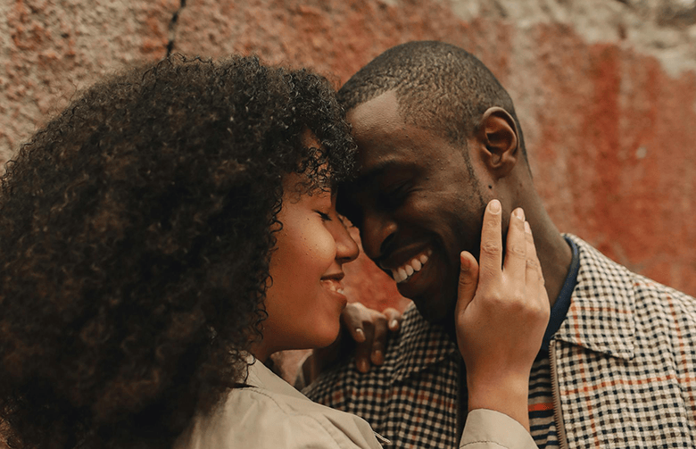 couple kissing